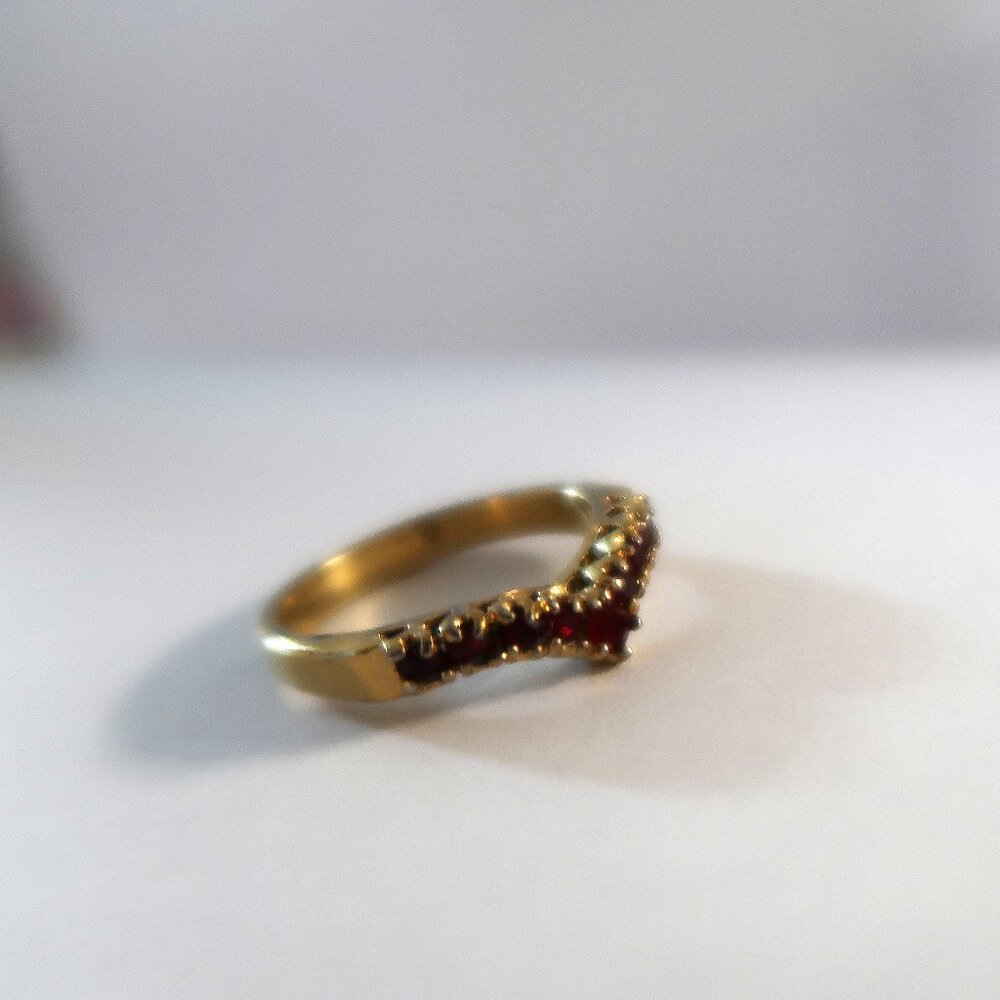 Gold Tone Ring Red Gems Stones Slight V Shape Sz 5.75 Lightweight